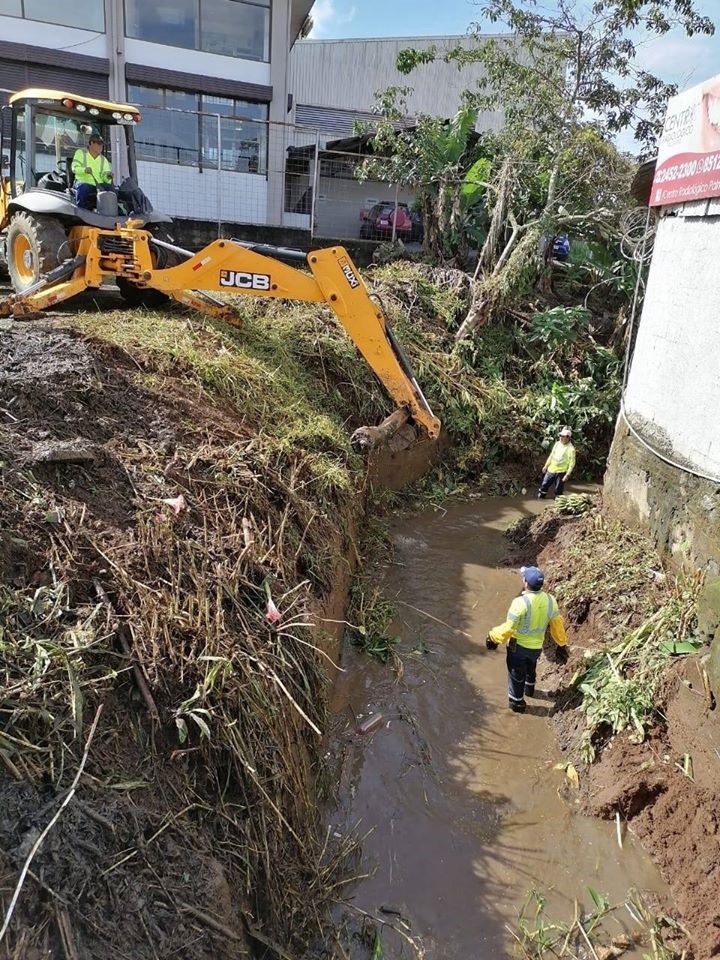 Limpieza de Río detrás de Mutual Alajuela